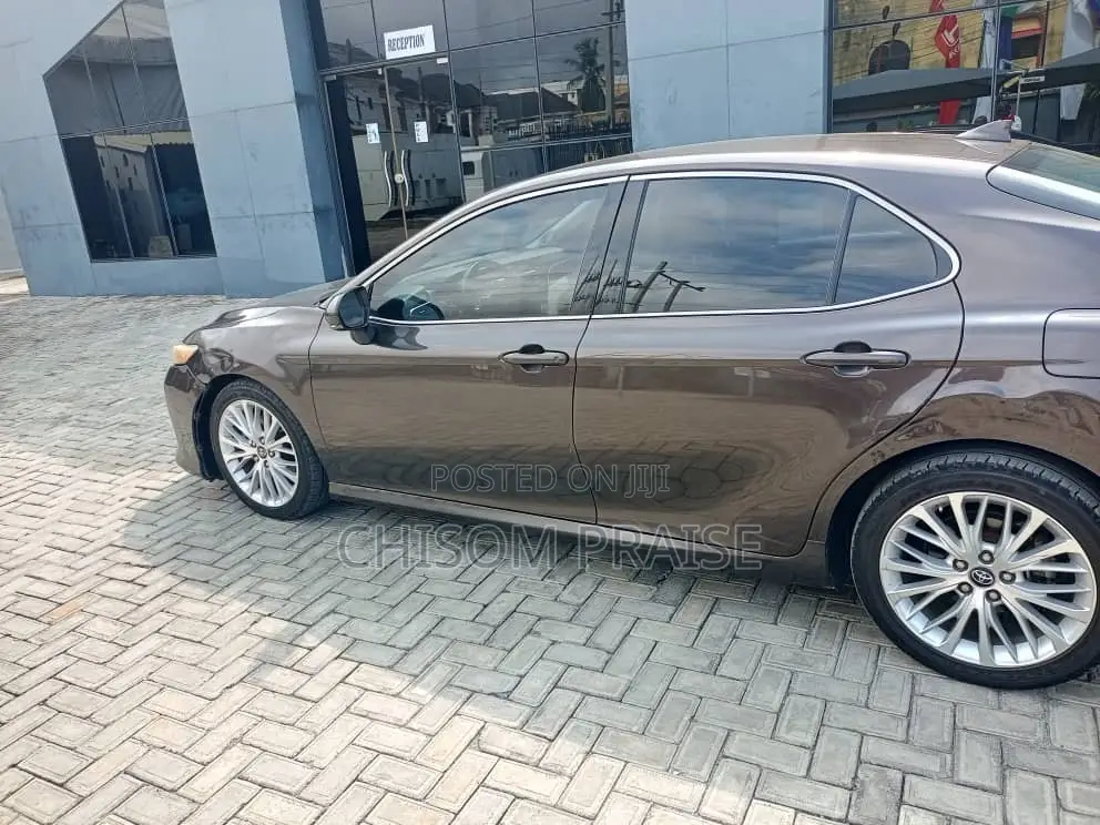 Toyota Camry XLE FWD (2.5L 4cyl 8AM) 2018 Brown