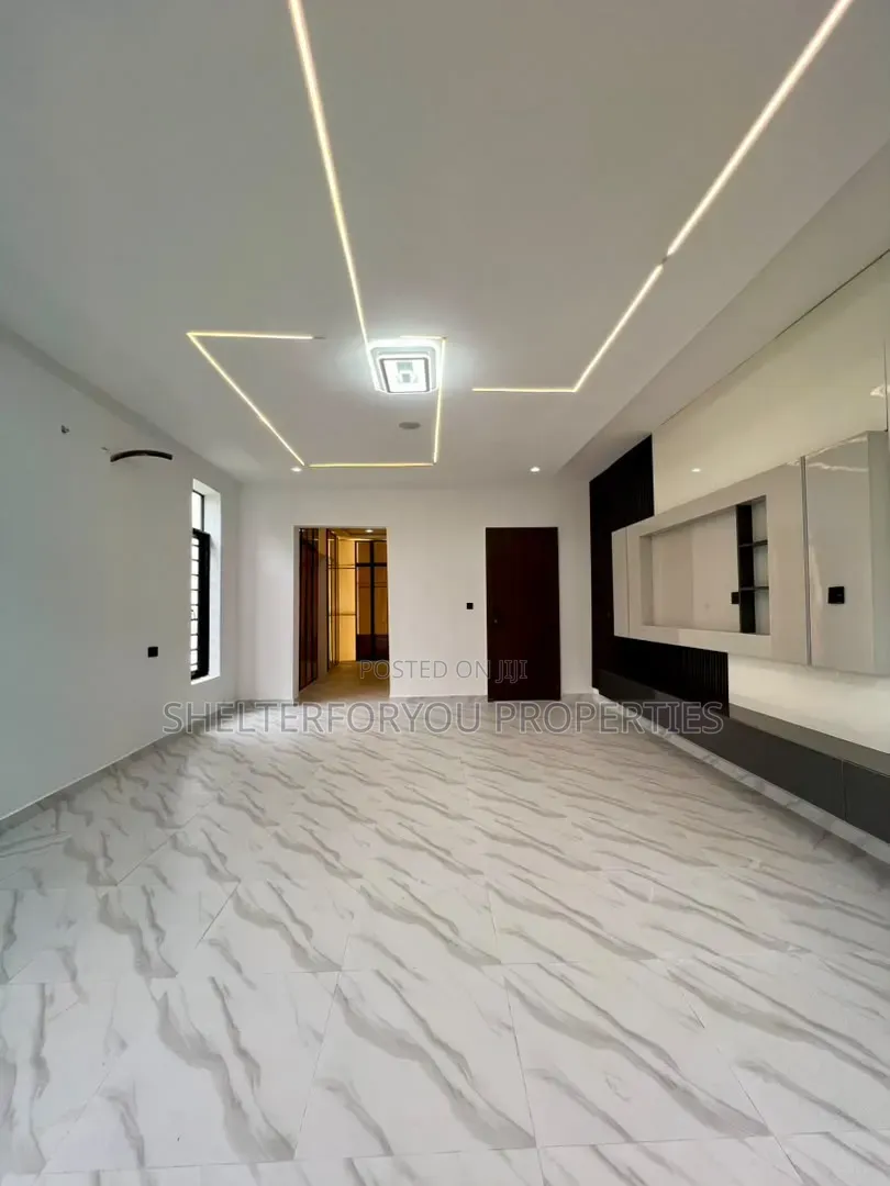 5bdrm Duplex in Chevron for sale