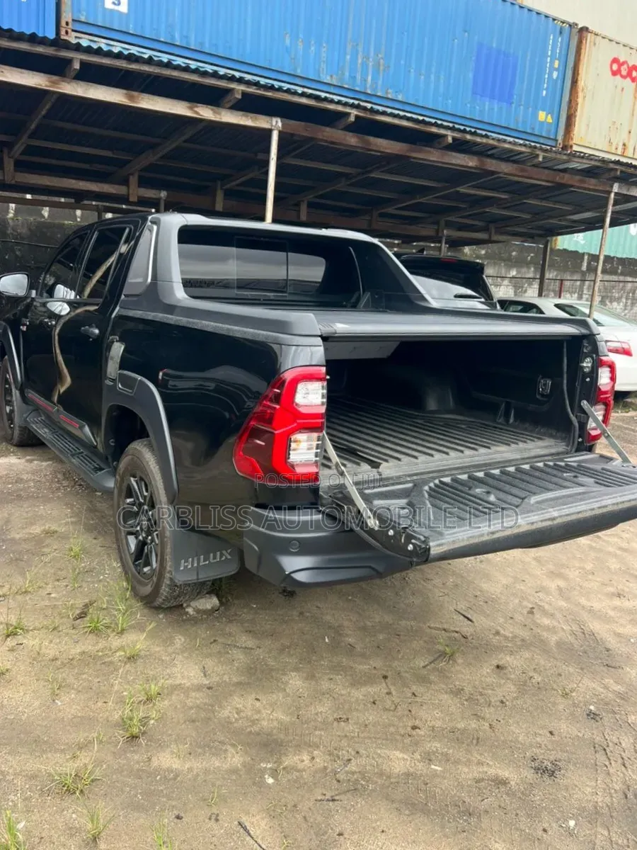 Toyota Hilux 2024 Matt Black