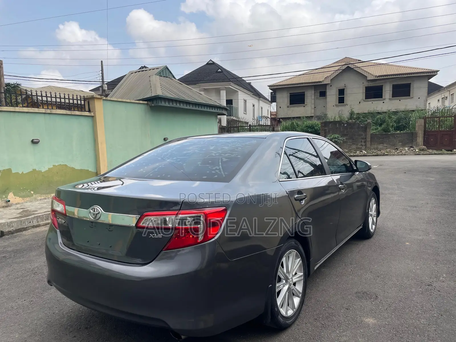 Toyota Camry XLE 4dr Sedan (2.5L 4cyl 6A) 2013 Gray