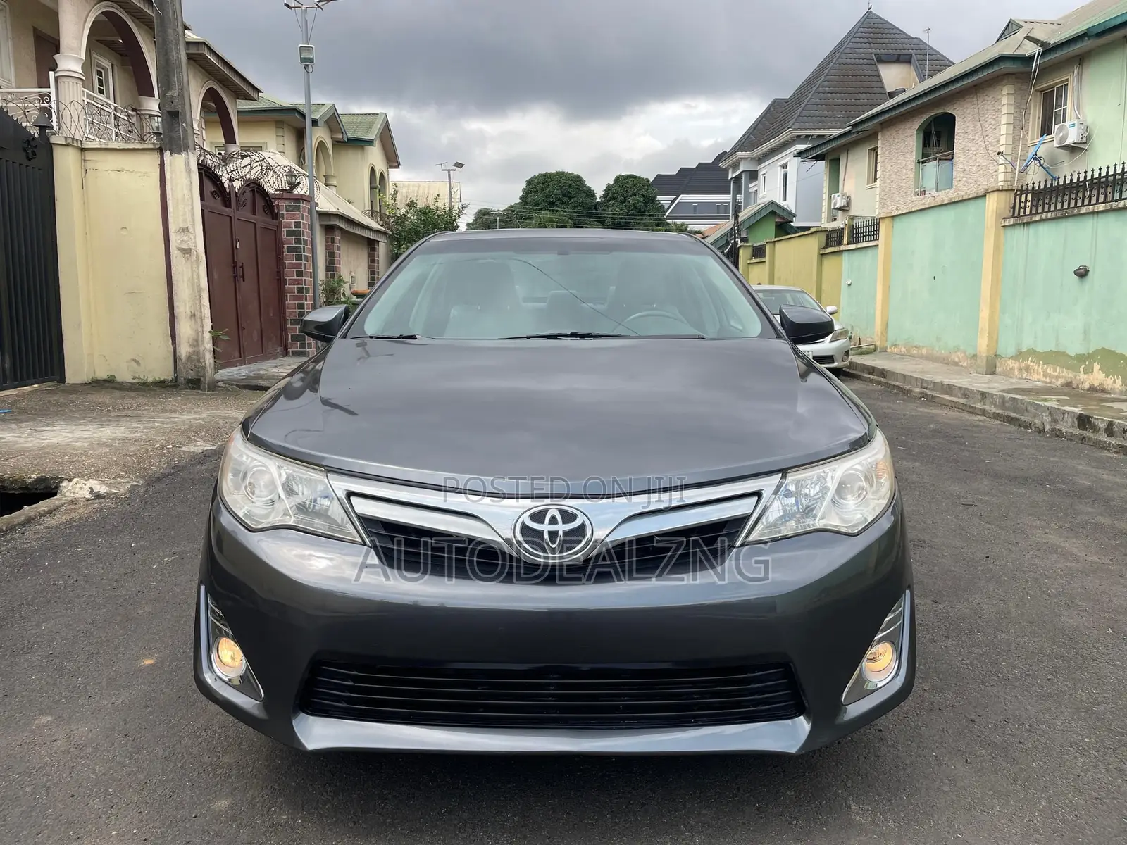 Toyota Camry XLE 4dr Sedan (2.5L 4cyl 6A) 2013 Gray
