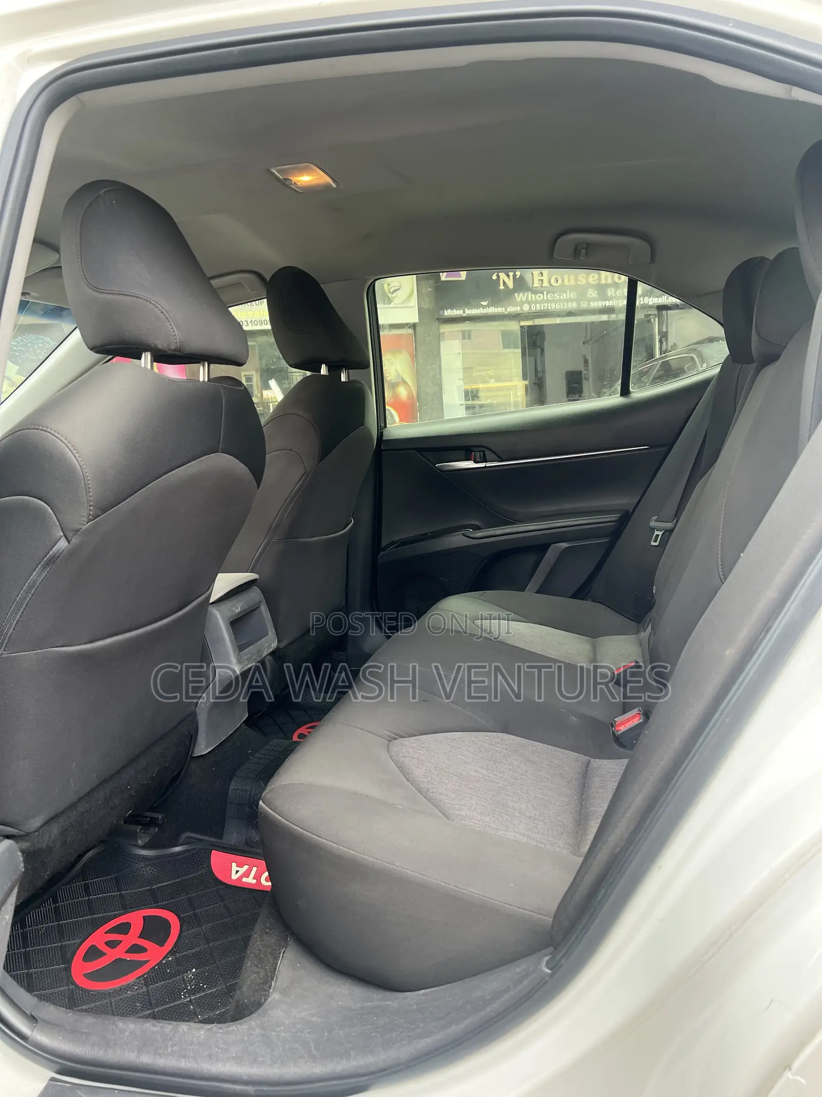 Toyota Camry SE FWD (2.5L 4cyl 8AM) 2018 White