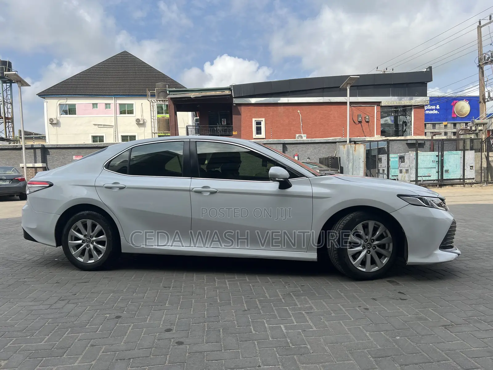 Toyota Camry SE FWD (2.5L 4cyl 8AM) 2018 White
