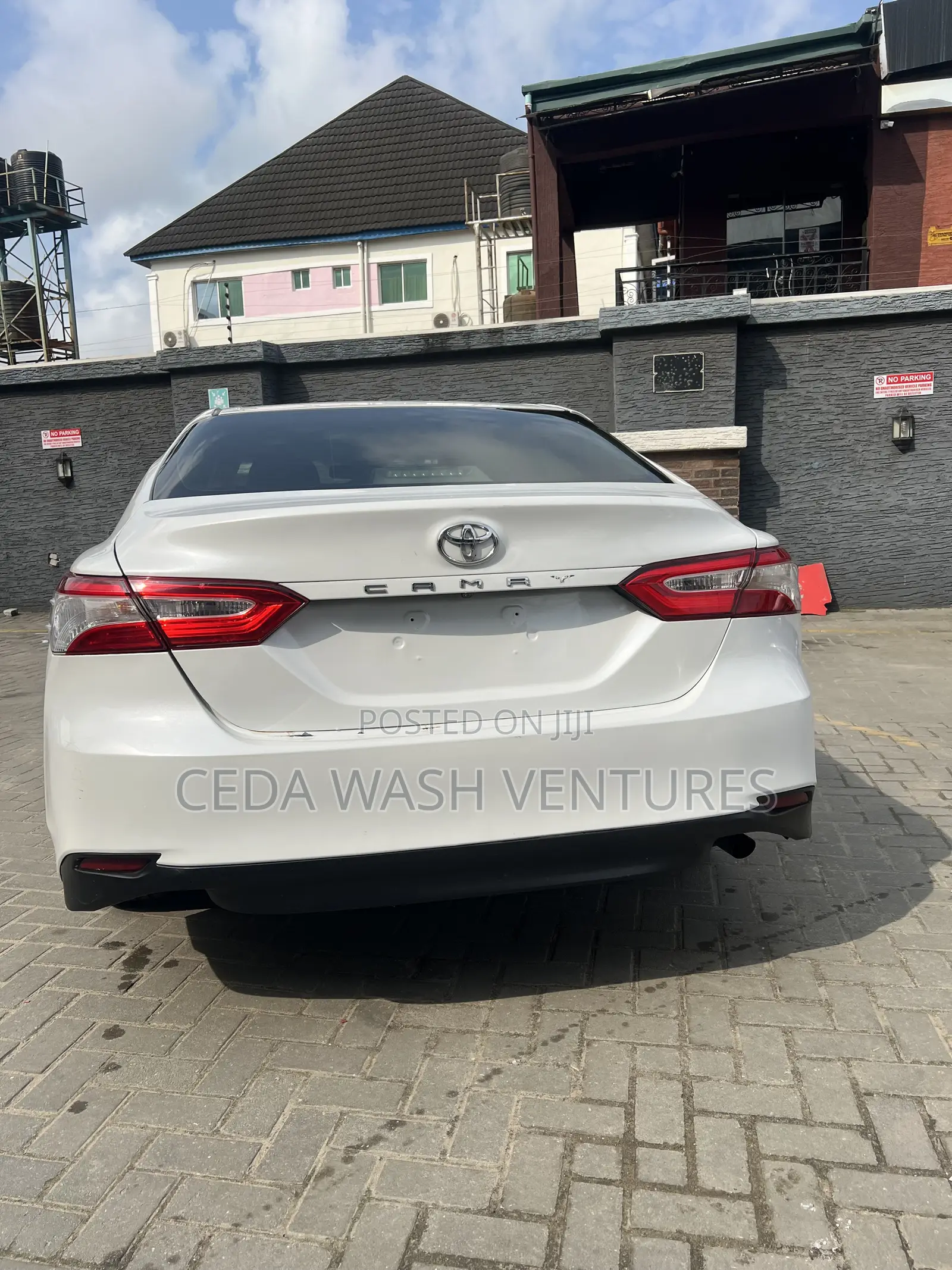 Toyota Camry SE FWD (2.5L 4cyl 8AM) 2018 White