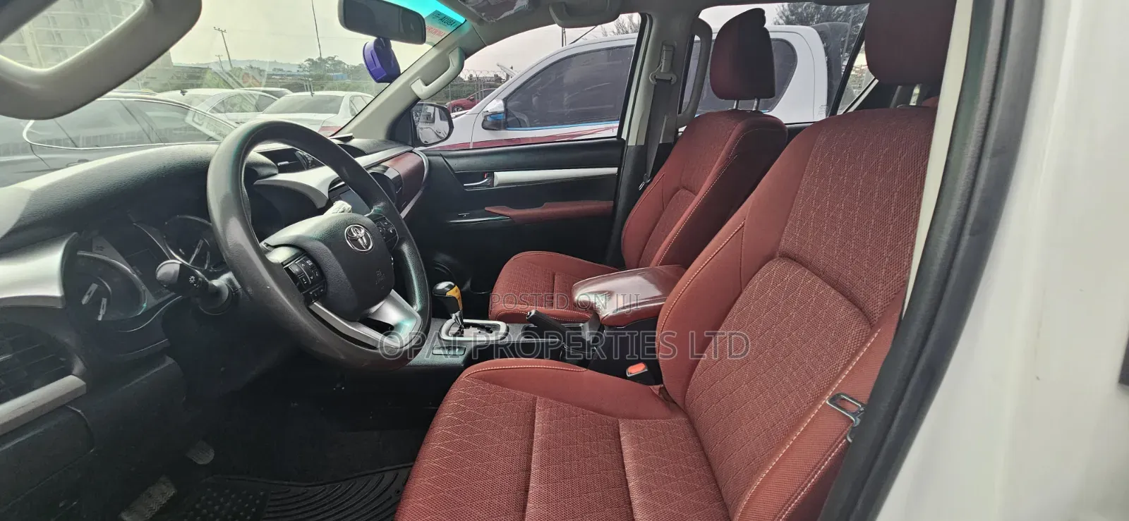 Toyota Hilux 2023 White