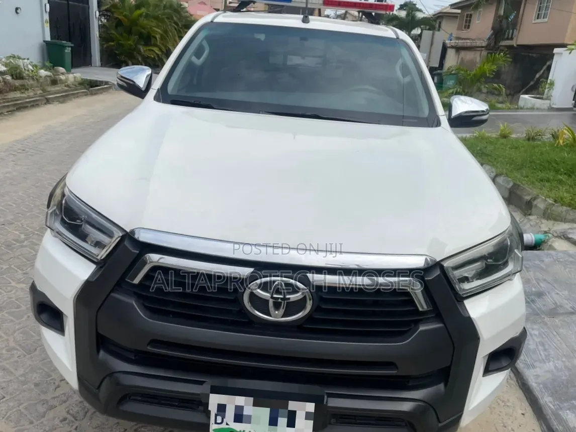 Toyota Hilux Revo Double Cab Petrol 2.7 AWD 2018 White