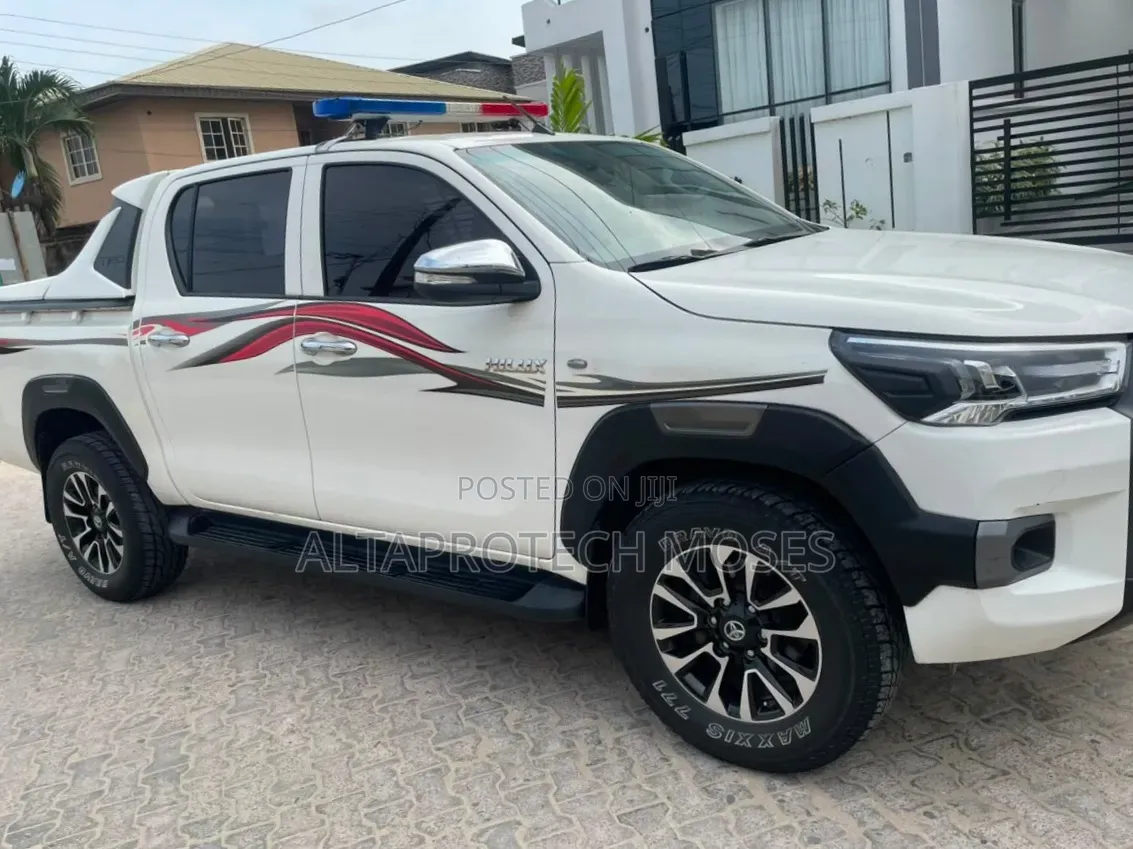 Toyota Hilux Revo Double Cab Petrol 2.7 AWD 2018 White