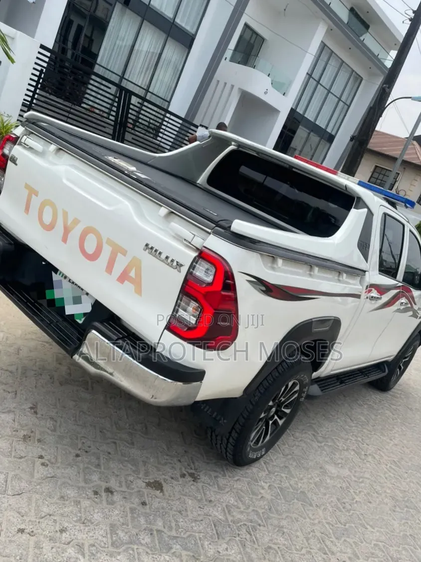 Toyota Hilux Revo Double Cab Petrol 2.7 AWD 2018 White