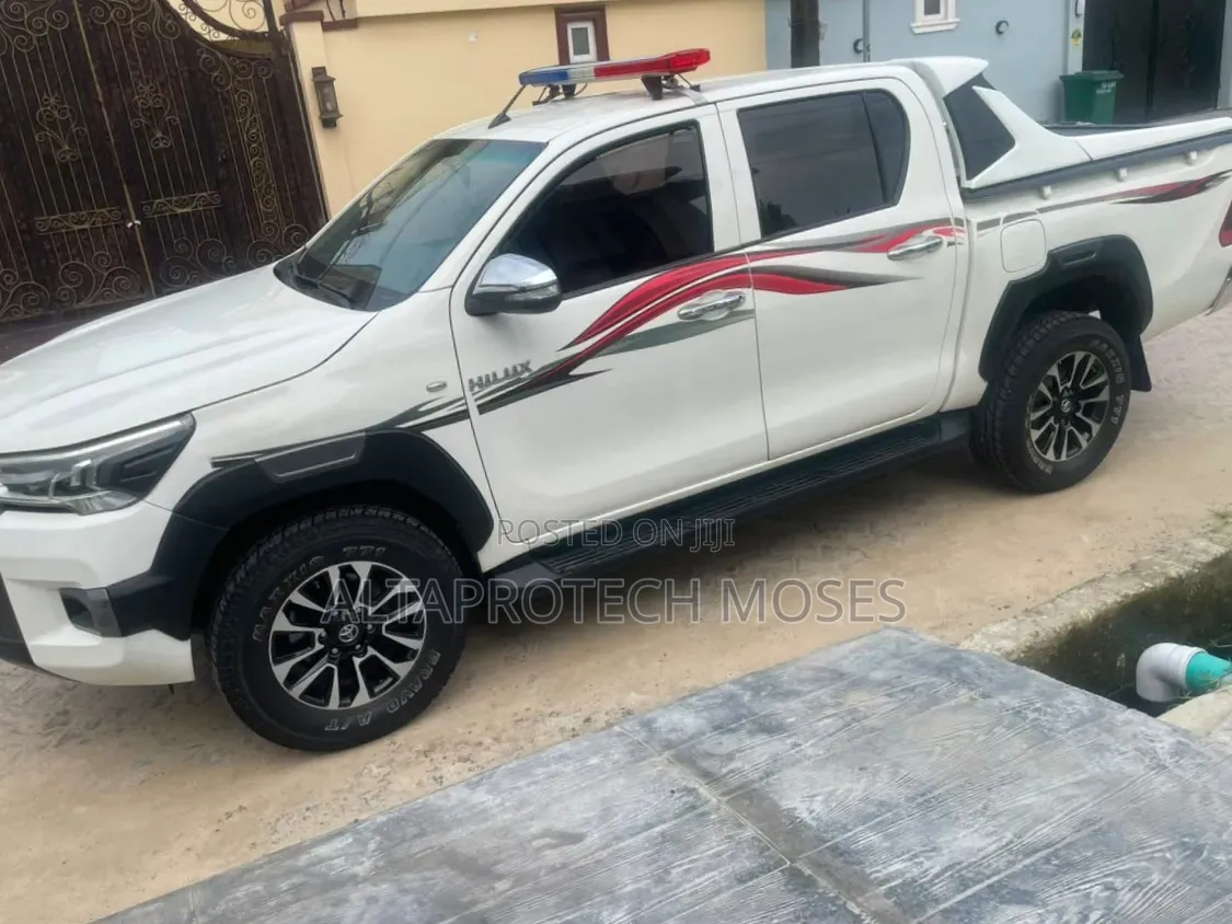 Toyota Hilux Revo Double Cab Petrol 2.7 AWD 2018 White