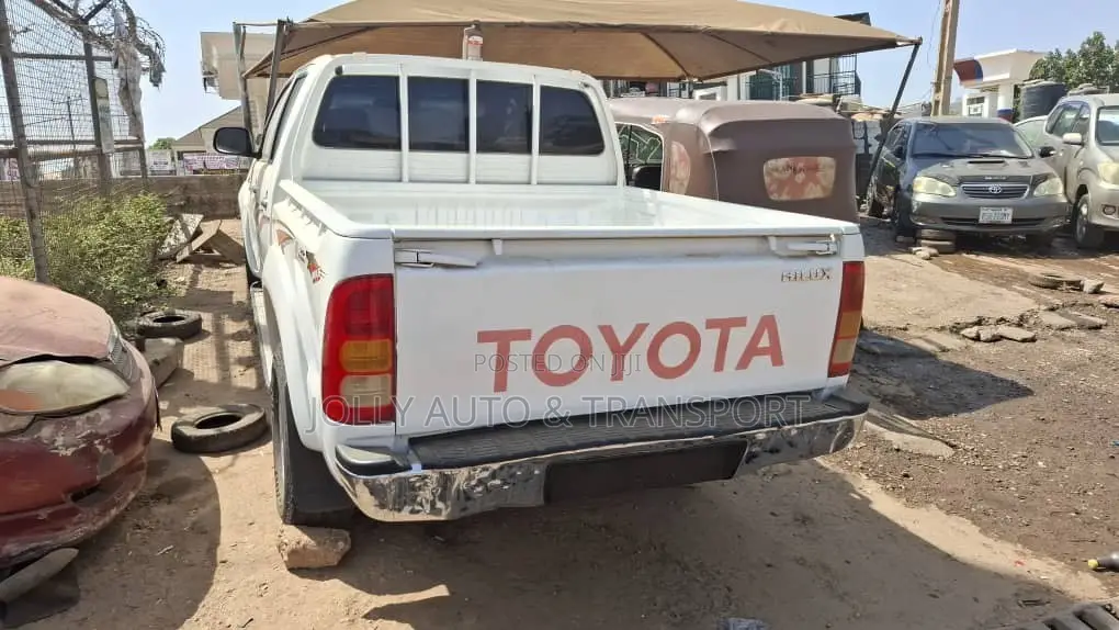 Toyota Hilux SR 4x4 2013 White