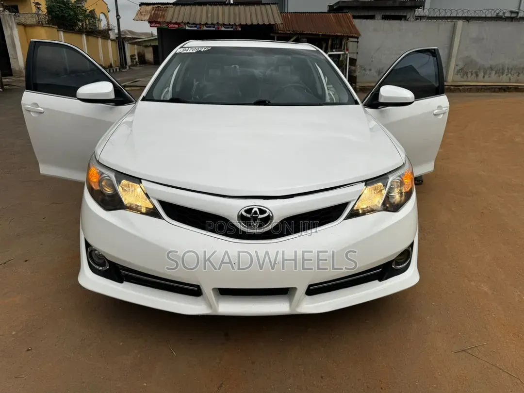 Toyota Camry SE 4dr Sedan (2.5L 4cyl 6A) 2013 White