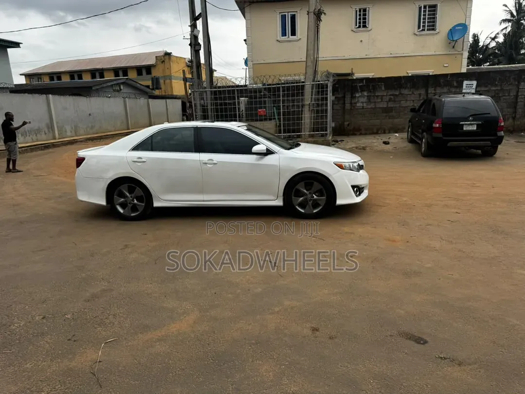 Toyota Camry SE 4dr Sedan (2.5L 4cyl 6A) 2013 White