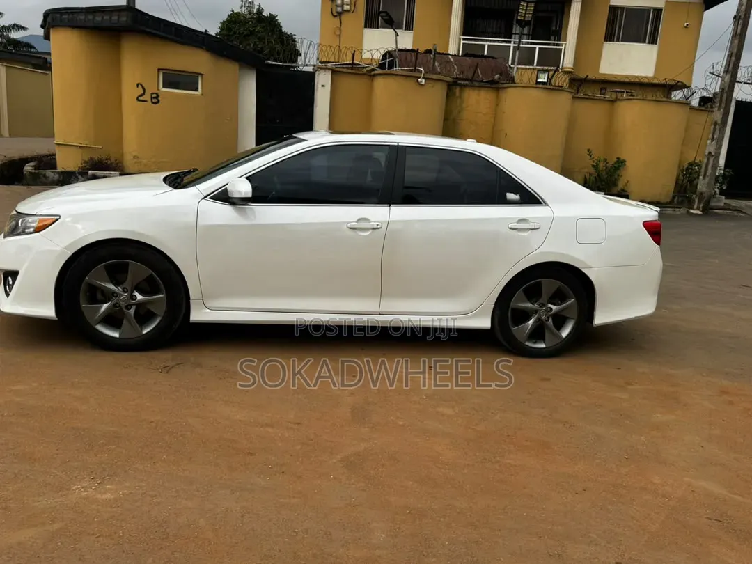 Toyota Camry SE 4dr Sedan (2.5L 4cyl 6A) 2013 White