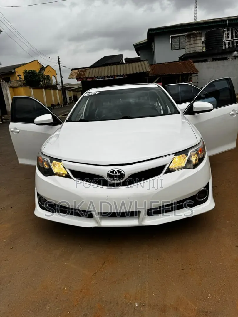 Toyota Camry SE 4dr Sedan (2.5L 4cyl 6A) 2013 White