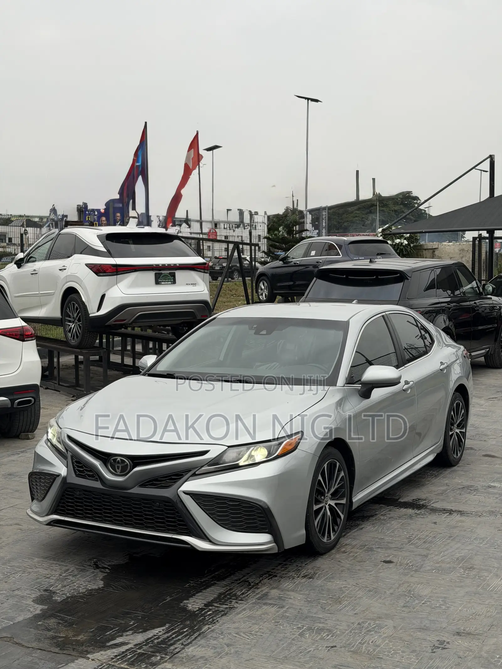 Toyota Camry SE FWD 2020 Silver