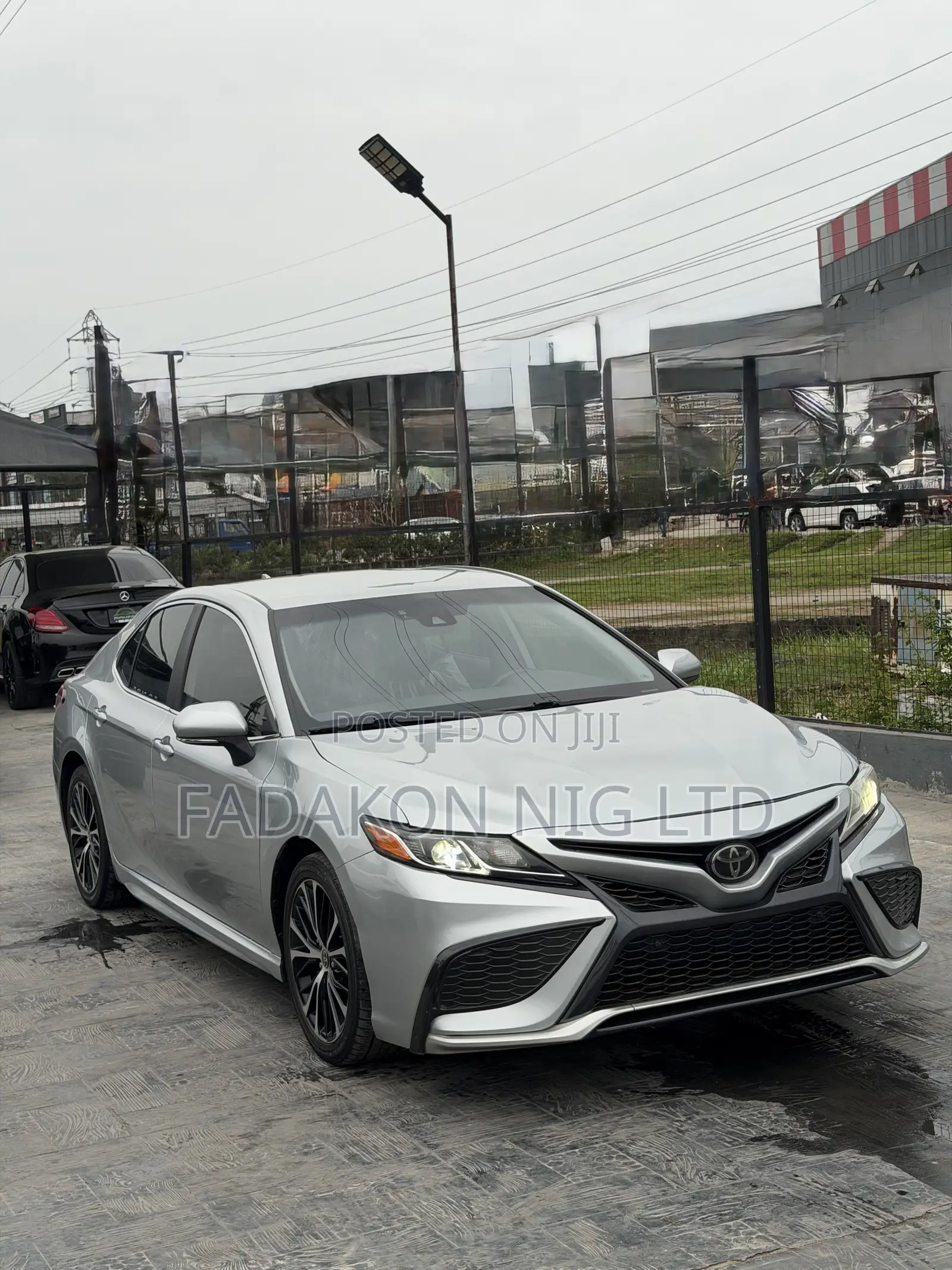 Toyota Camry SE FWD 2020 Silver