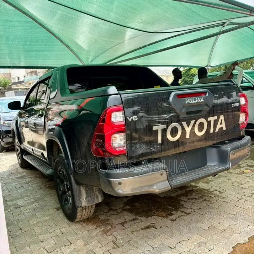 New Toyota Hilux 2026 Black