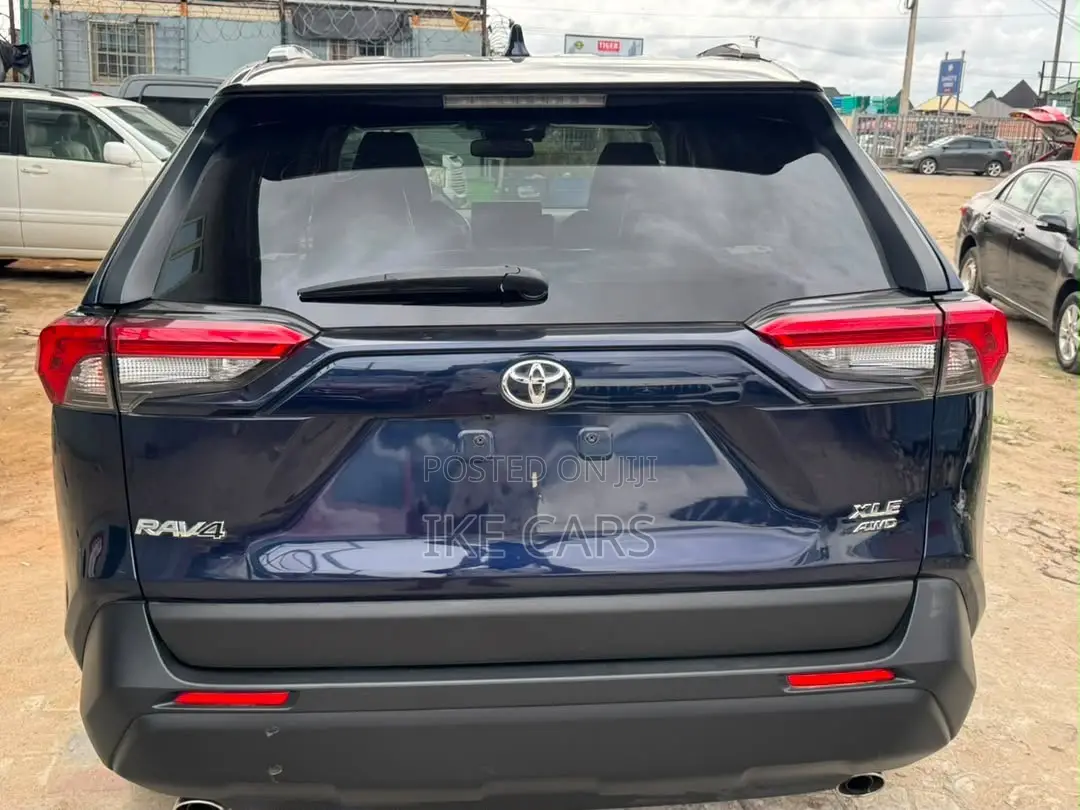 Toyota RAV4 XLE AWD 2020 Blue