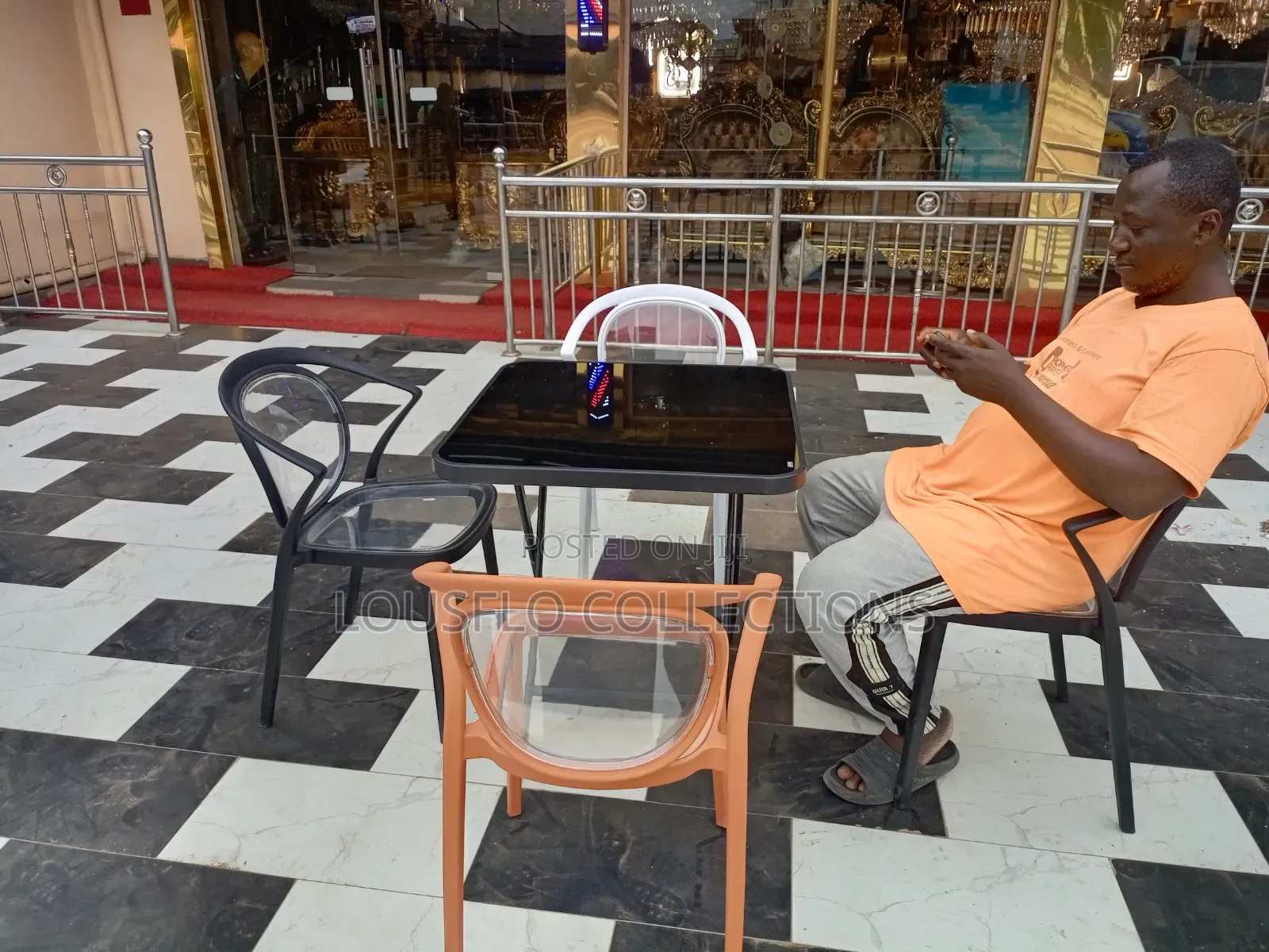 Your Quality 4 Seaters Acrylic Seating With Glass Tampered Table
