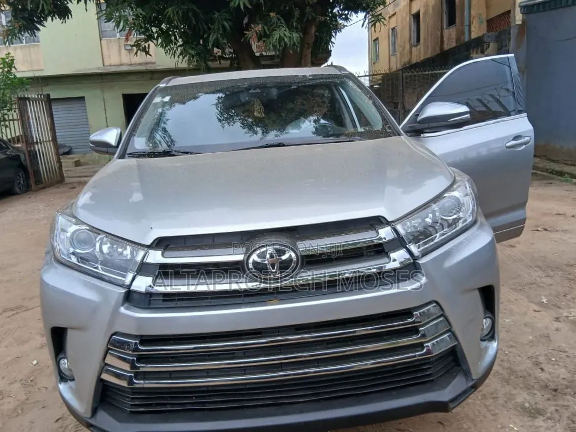 Toyota Highlander XLE 4x4 V6 (3.5L 6cyl 8A) 2018 Silver