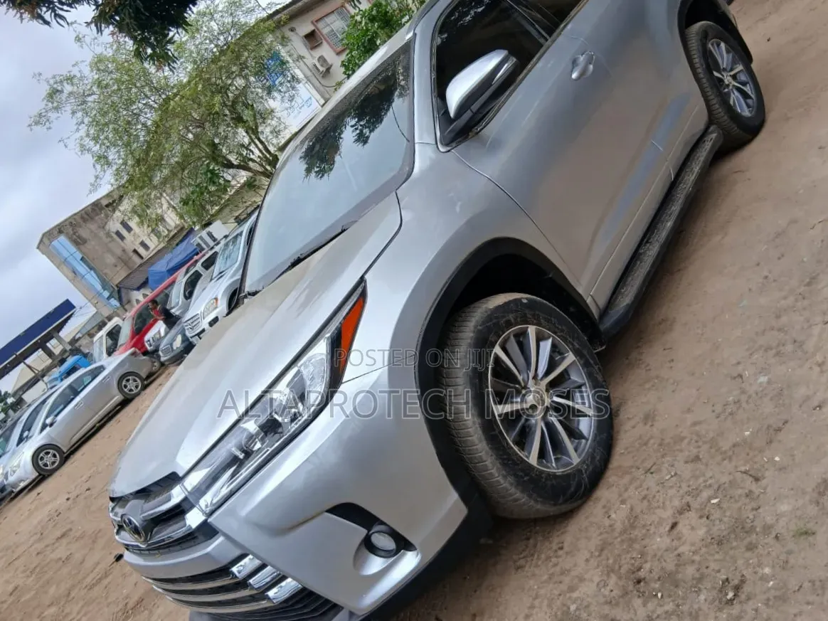Toyota Highlander XLE 4x4 V6 (3.5L 6cyl 8A) 2018 Silver