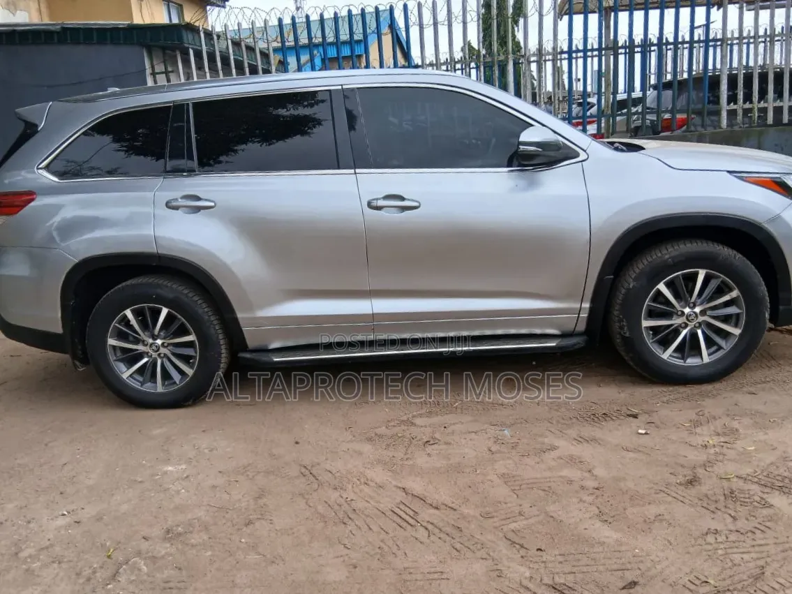 Toyota Highlander XLE 4x4 V6 (3.5L 6cyl 8A) 2018 Silver