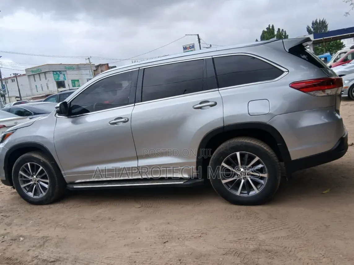 Toyota Highlander XLE 4x4 V6 (3.5L 6cyl 8A) 2018 Silver