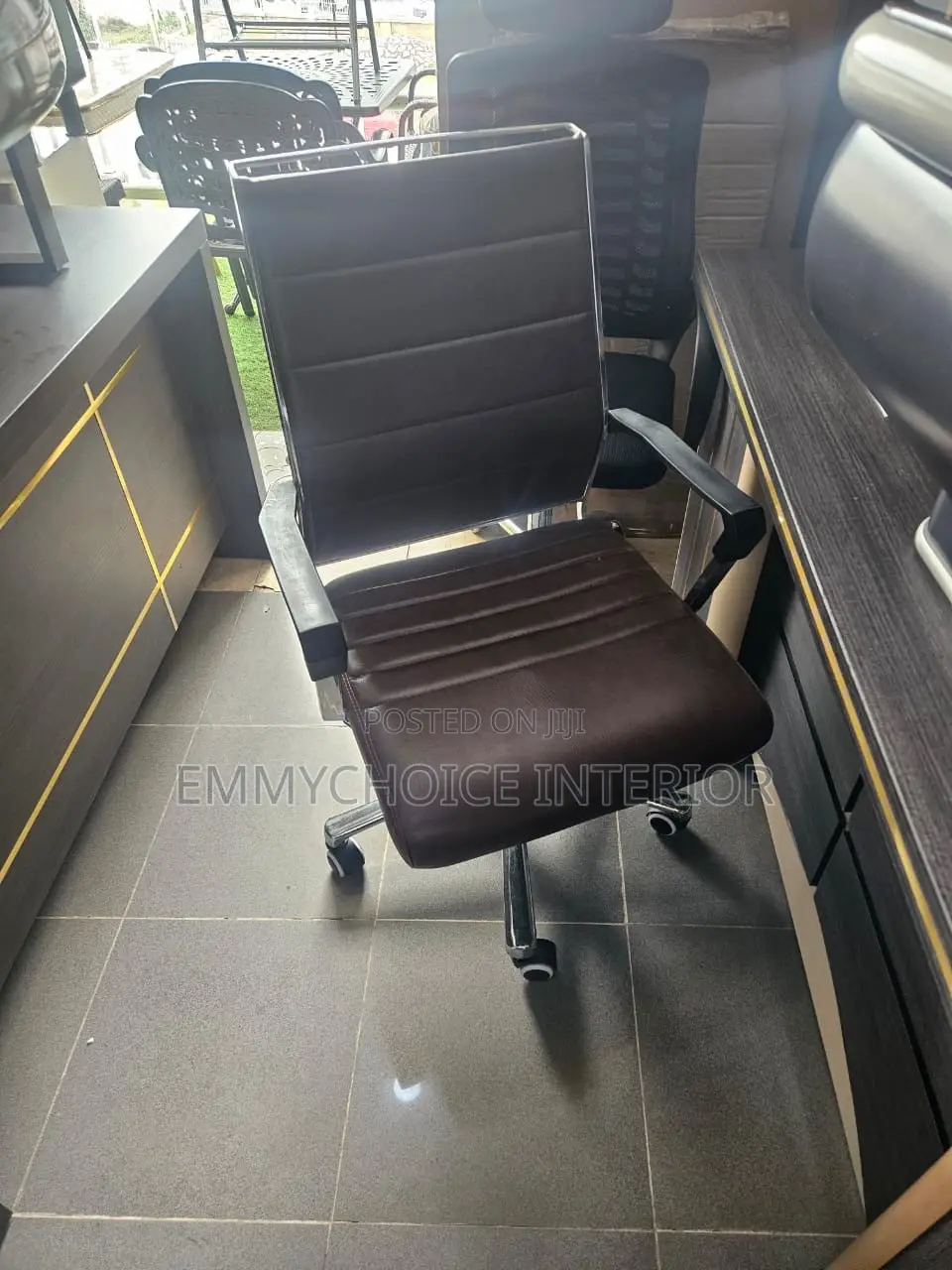 Executive Office Swivel Chair/ Ribbed Padded