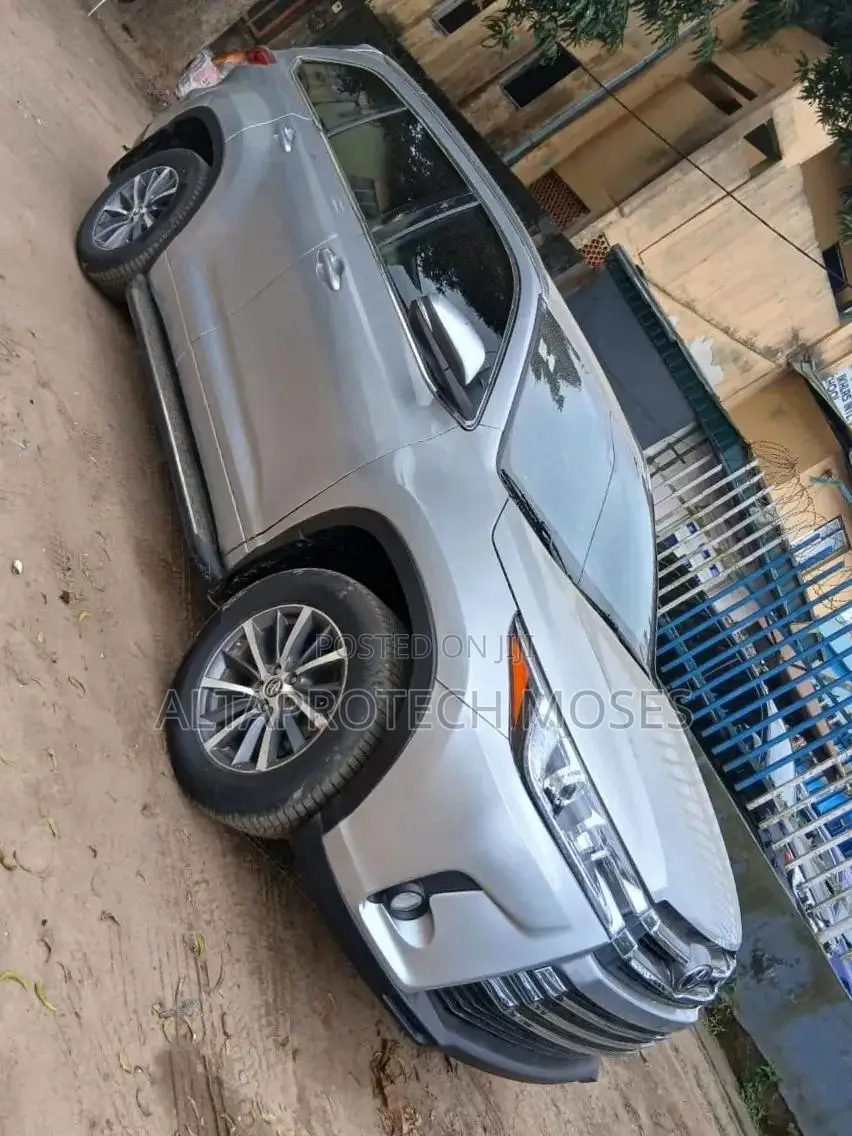 Toyota Highlander XLE 4x4 V6 (3.5L 6cyl 8A) 2018 Silver