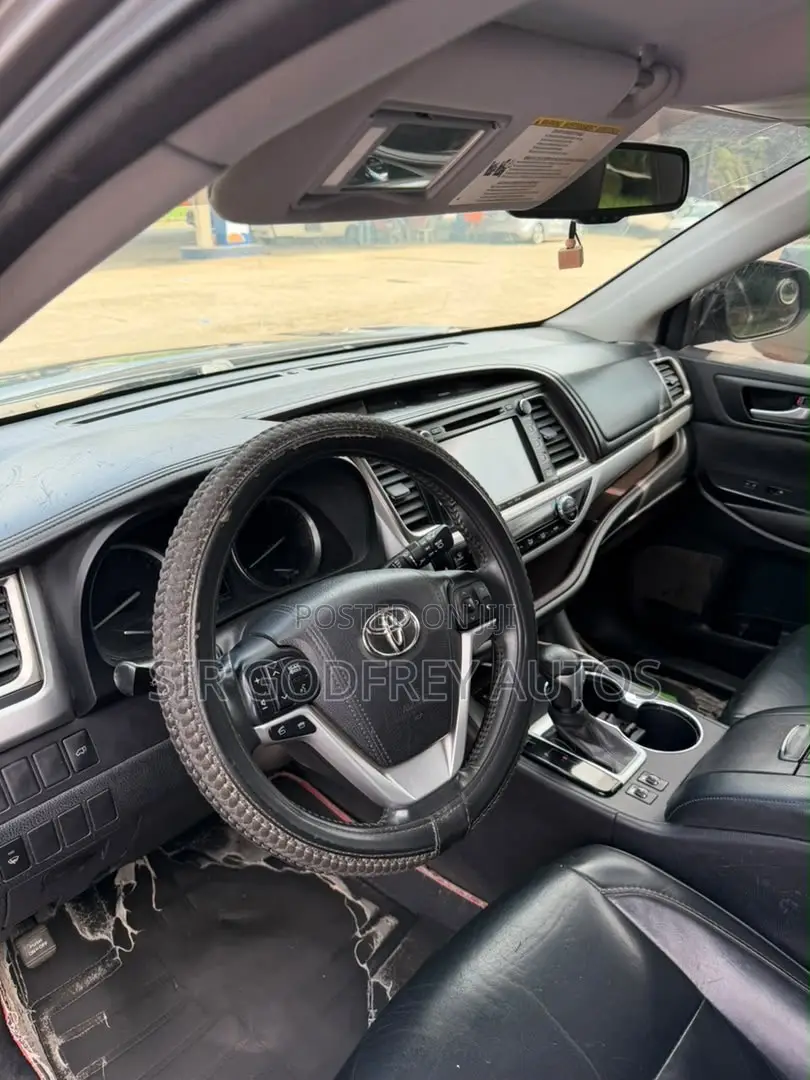 Toyota Highlander XLE 4x4 V6 (3.5L 6cyl 8A) 2018 Gray