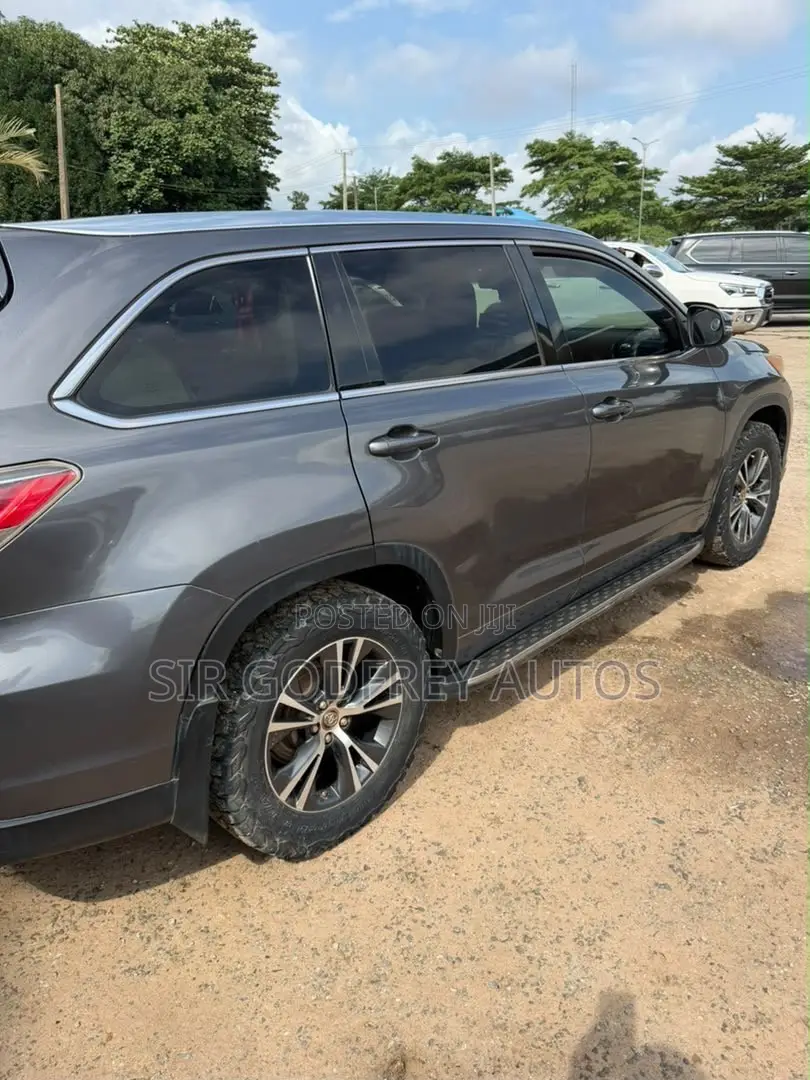 Toyota Highlander XLE 4x4 V6 (3.5L 6cyl 8A) 2018 Gray