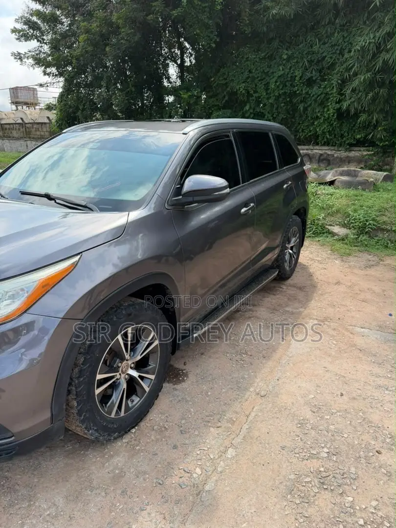 Toyota Highlander XLE 4x4 V6 (3.5L 6cyl 8A) 2018 Gray