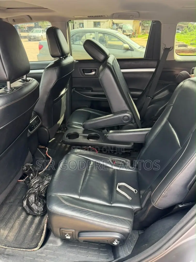 Toyota Highlander XLE 4x4 V6 (3.5L 6cyl 8A) 2018 Gray