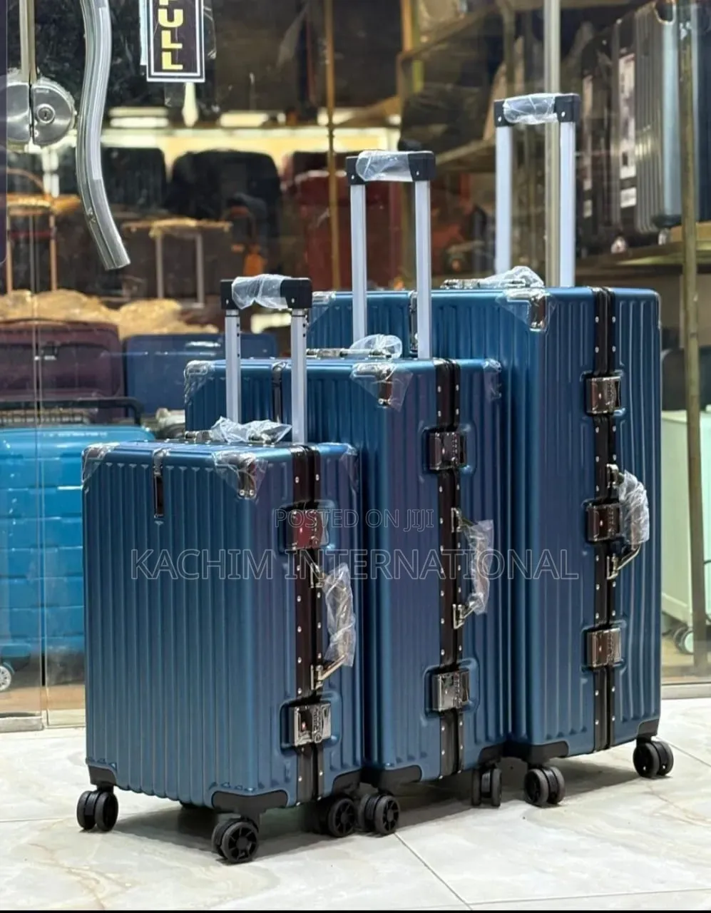 Unique Static Traveling Set of 3 Luggage Boxes