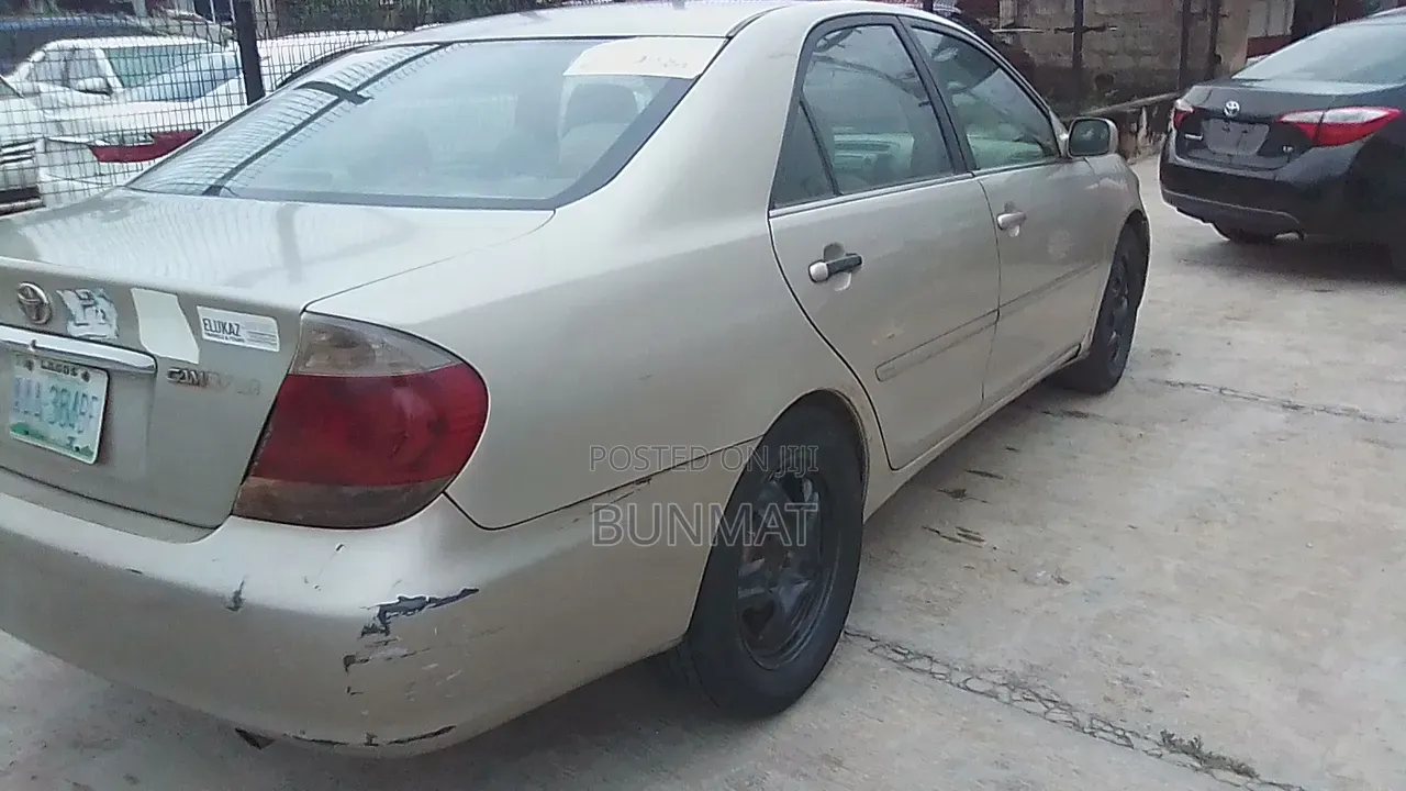 Toyota Camry LE 4dr Sedan (2.4L 4cyl 5A) 2005 Gold