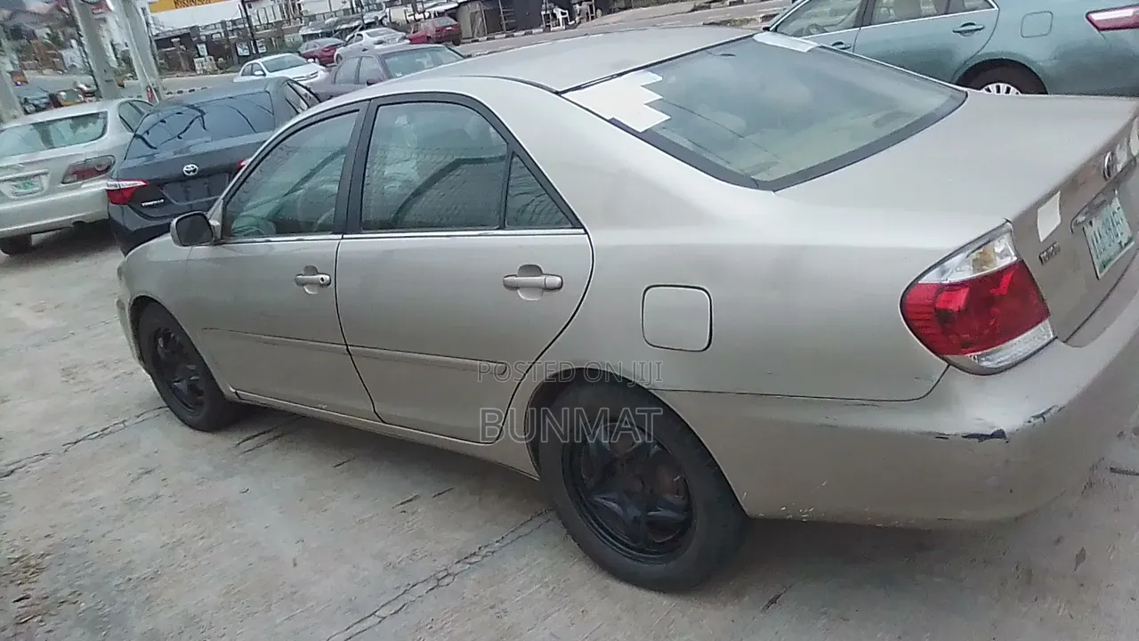 Toyota Camry LE 4dr Sedan (2.4L 4cyl 5A) 2005 Gold