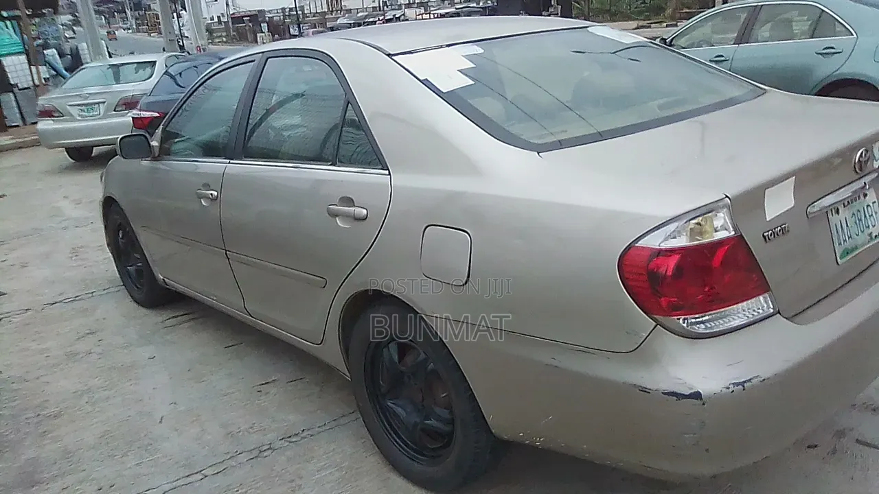 Toyota Camry LE 4dr Sedan (2.4L 4cyl 5A) 2005 Gold