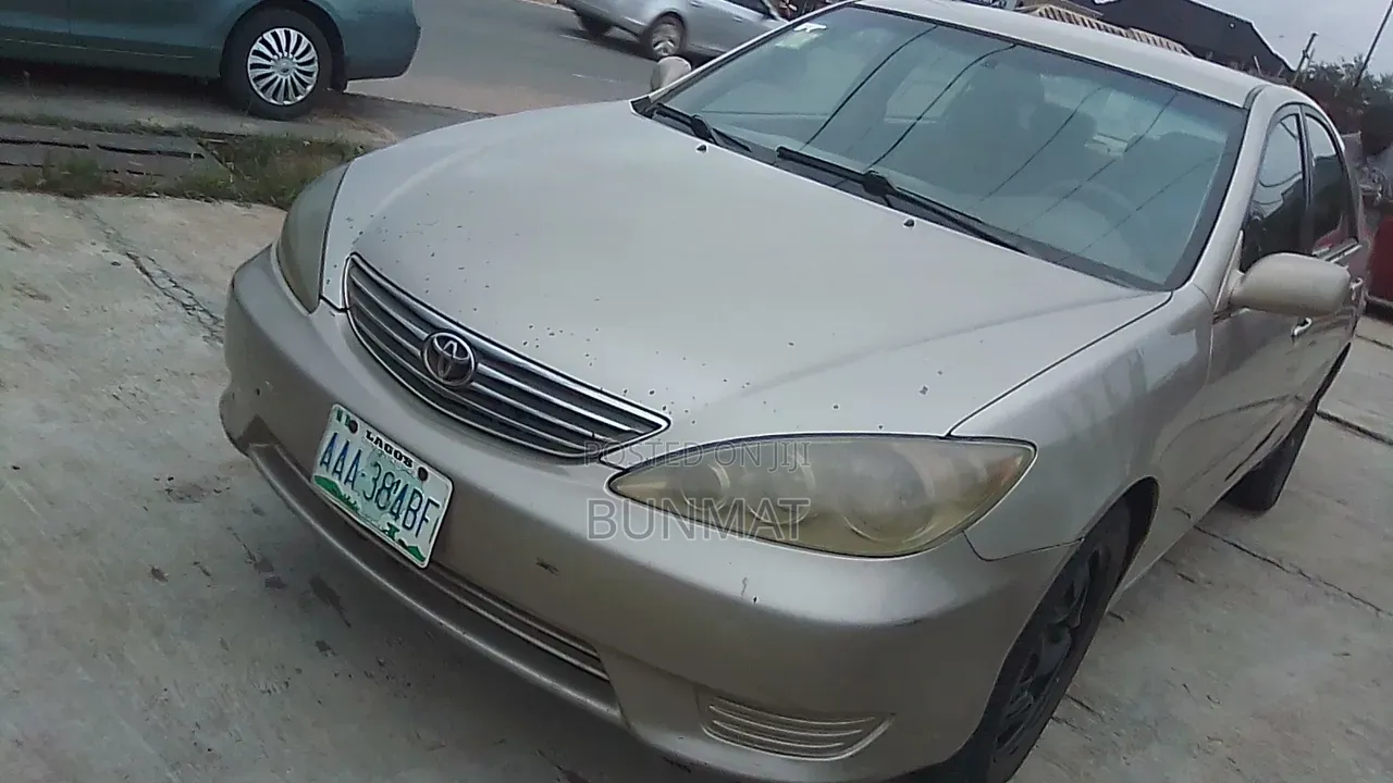 Toyota Camry LE 4dr Sedan (2.4L 4cyl 5A) 2005 Gold
