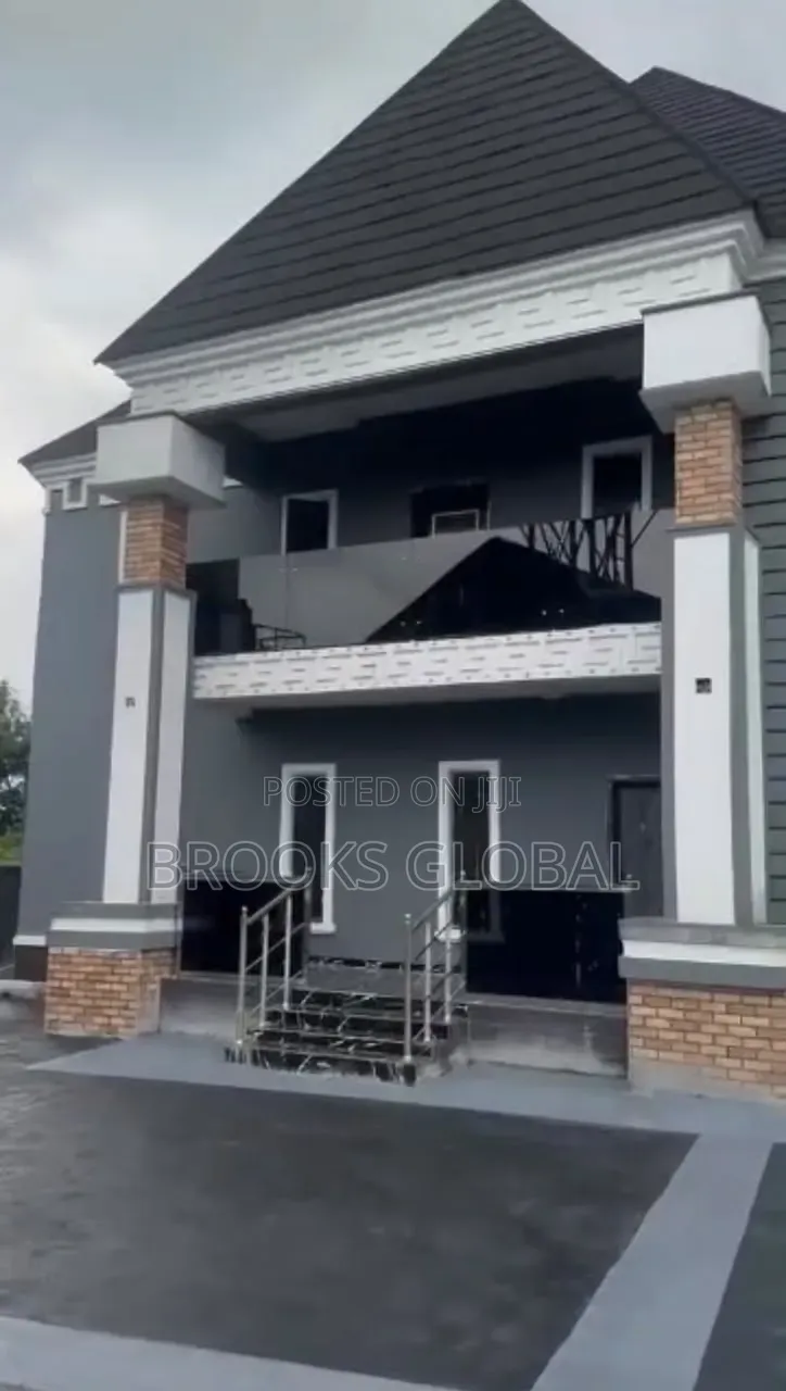 5bdrm Duplex in Warri for sale