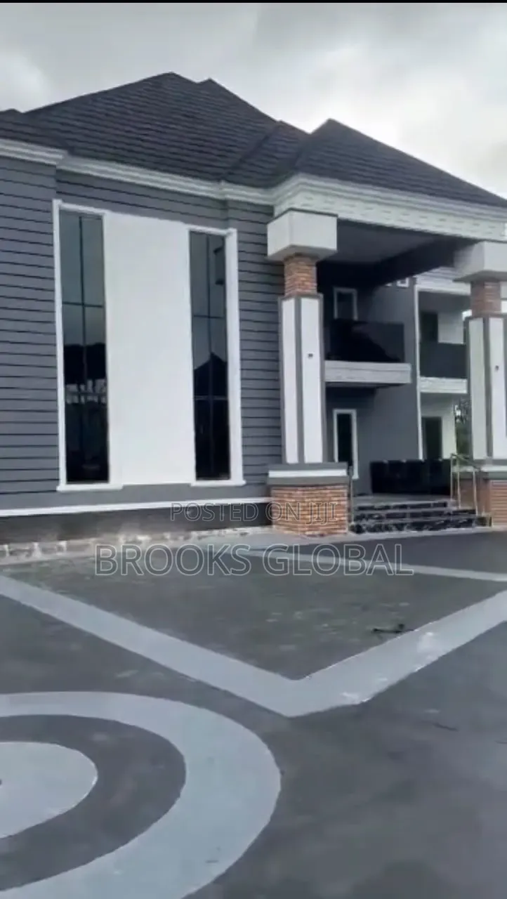 5bdrm Duplex in Warri for sale