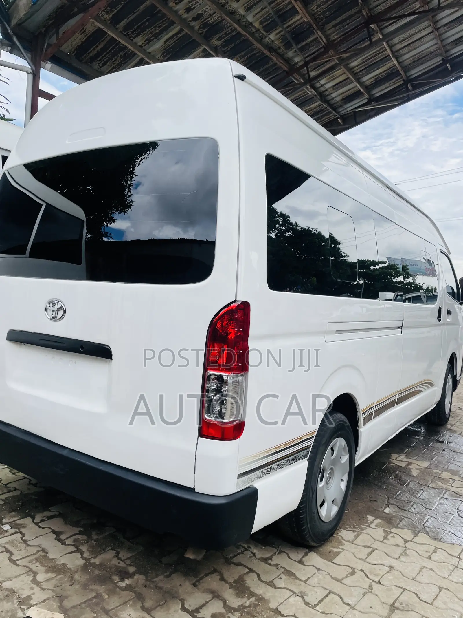 Toyota HiAce 2013 White