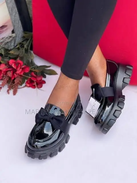 Luulla Black Chunky Platform Loafers Feature a Glossy Patent Finish