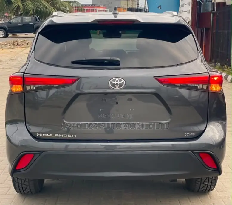 Toyota Highlander XLE 2022 Matt Black