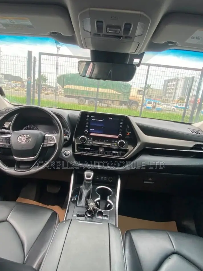 Toyota Highlander XLE 2022 Matt Black