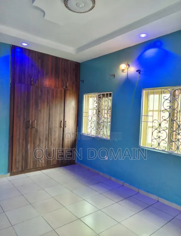 3bdrm Block of Flats in Paradise Estate for rent