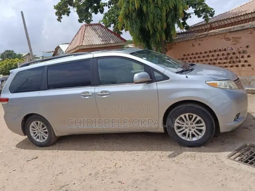 Toyota Sienna 2012 Gray