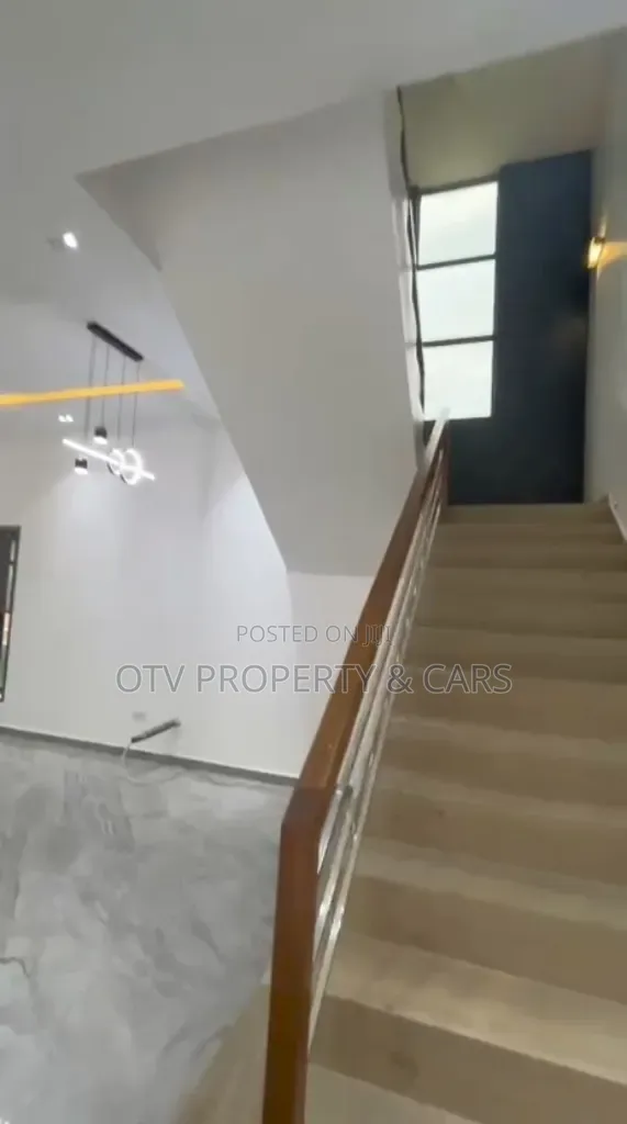 5bdrm Duplex in Osapa london for sale
