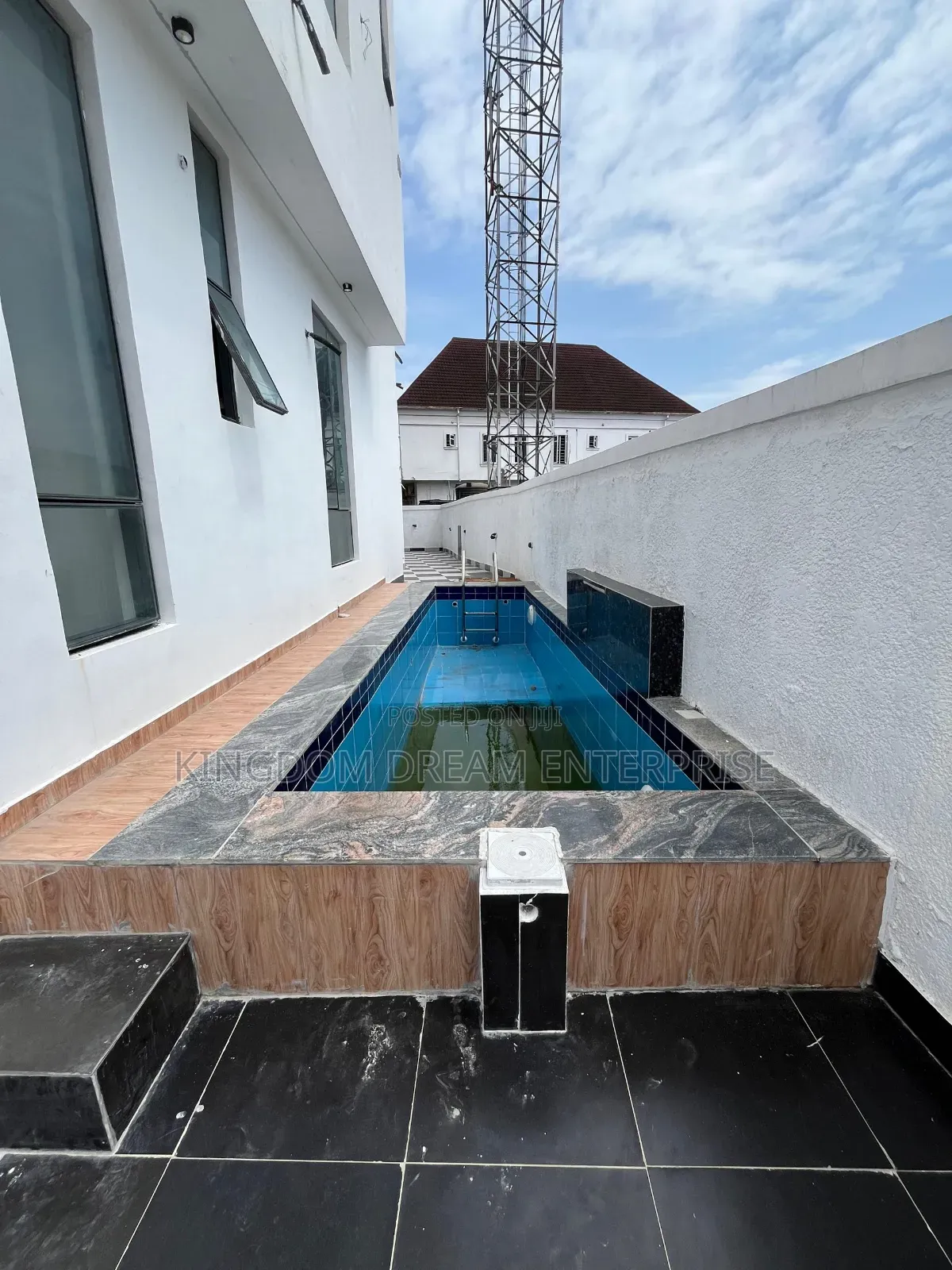 5bdrm Duplex in Chevron Drive Lekki for sale