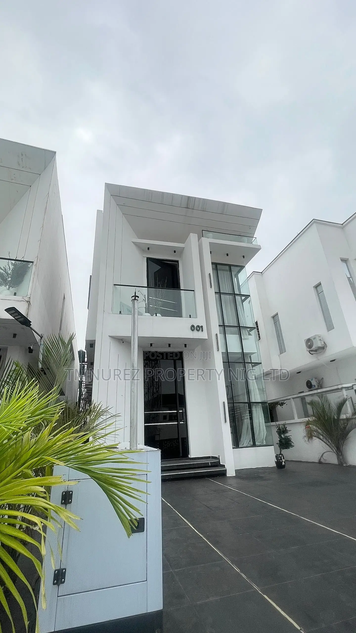 5bdrm Duplex in Chevron for sale