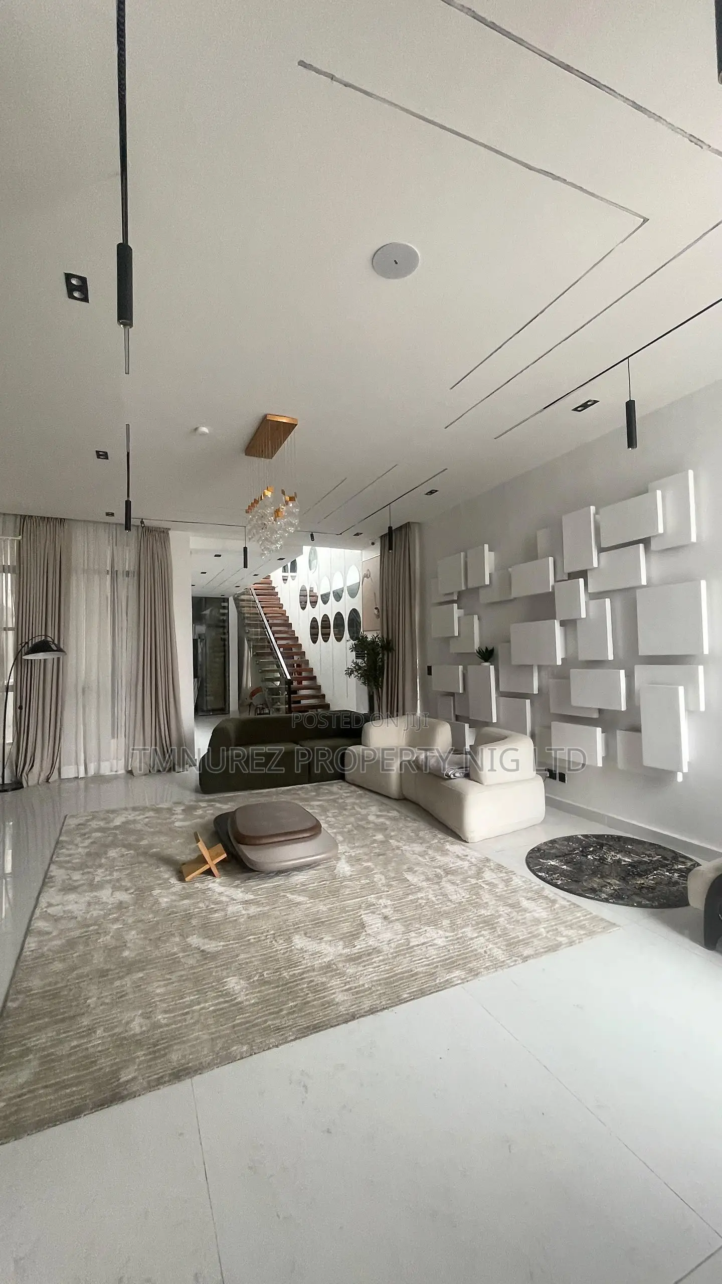 5bdrm Duplex in Chevron for sale